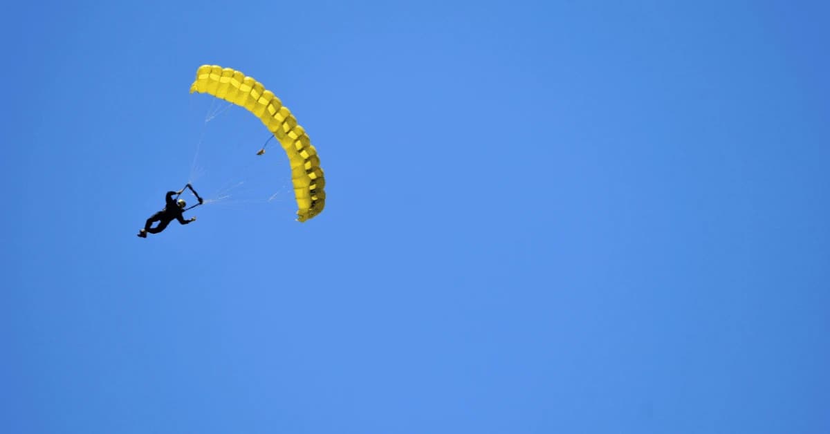 skydiving-over-lake-taupo